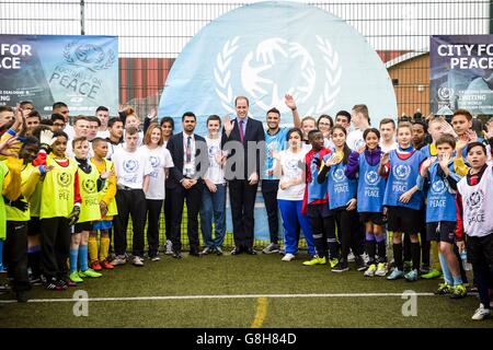Der Herzog von Cambridge (Mitte) posiert für ein Foto während eines Besuchs der Saltley Academy in Birmingham, wo er Botschafter der Football for Peace-Initiative traf, die den Sport nutzt, um Kinder aus verschiedenen Kulturen zusammenzubringen und den sozialen Zusammenhalt zu fördern. Stockfoto