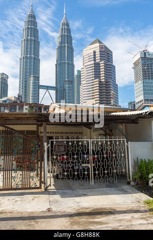 Pertonas Twin Towers Blick von Kampung Baru, eine malaiische Enklave im Zentrum von Kuala Lumpur, Stockfoto