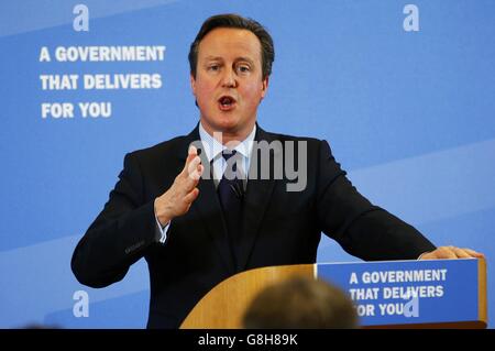 Premierminister David Cameron bei einem Besuch der De Ferrers Academy in Burton-upon-Trent. Stockfoto