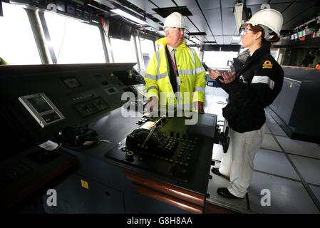 Verteidigungsminister Michael Fallon spricht mit der Vizenavigatorin der Royal Navy, Rachel Campbell, auf der Brücke des Flugzeugträgers HMS Queen Elizabeth, der derzeit im Bau in den Docks von Rosyth, Fife, ist. Stockfoto