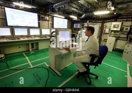 Leutnant Andrew Watkis im Schiffskontrollzentrum der HMS Queen Elizabeth Aircraft Carrier, die derzeit im Bau in den Docks in Rosyth, Fife, ist. Stockfoto