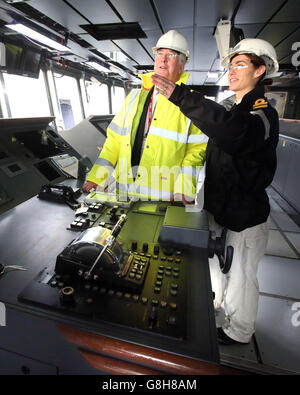 Verteidigungsminister Michael Fallon spricht mit der Vizenavigatorin der Royal Navy, Rachel Campbell, auf der Brücke des Flugzeugträgers HMS Queen Elizabeth, der derzeit im Bau in den Docks von Rosyth, Fife, ist. Stockfoto