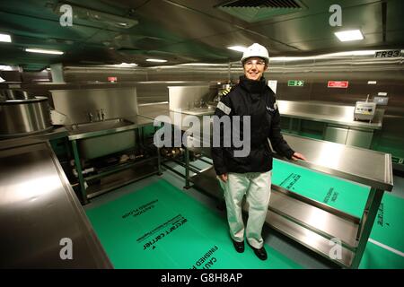 Kommandant Fiona Percival in der Küche des HMS Queen Elizabeth Aircraft Carrier, der derzeit in den Docks in Rosyth, Fife, gebaut wird. Stockfoto