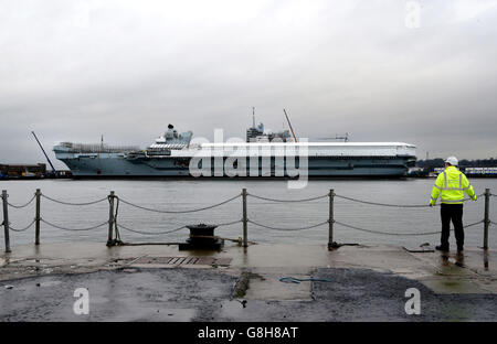 Der Flugzeugträger der HMS Queen Elizabeth, der derzeit in den Docks in Rosyth, Fife, gebaut wird, nachdem Verteidigungsminister Michael Fallon während eines Besuchs die Geschwindigkeit lobte, mit der sich die in Schottland ansässigen RAF-Kampfflugzeuge der Kampagne gegen den Islamischen Staat in Syrien anschließen konnten. Stockfoto