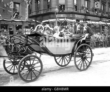 König George V und Queen Mary durchqueren die Straßen von Belfast, als sie das Ulster-Parlament eröffneten. Stockfoto