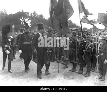 König George V inspiziert Pfadfinder im Stirling Castle während seiner Schottland-Tournee. Genaues Datum unbekannt. Stockfoto