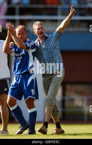 Alan Shearer, Kapitän von Newcastle United, applaudiert den Fans des Ende des Spiels Stockfoto