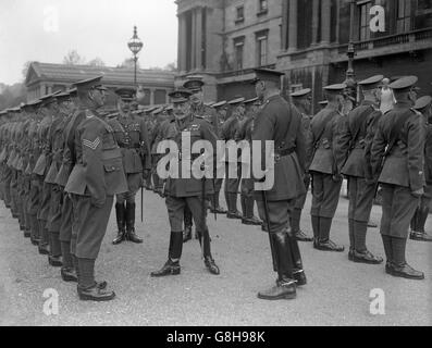 König George V inspiziert das Manchester Regiment am Buckingham Palace. Genaues Datum unbekannt. Stockfoto