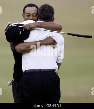 Golf - 134. Open Championship 2005 - St Andrews. Der US-Amerikaner Tiger Woods umarmt seinen Caddie Steve Williams, nachdem er die 134. Open Championship auf dem Golfplatz St. Andrews gewonnen hat. Stockfoto