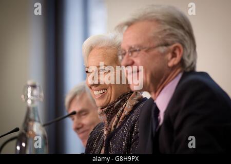 Christine Lagarde, Geschäftsführerin des Internationalen Währungsfonds, spricht auf einer Pressekonferenz im Finanzministerium in London mit den IWF-Kollegen Philip Gerson (links) und Gerry Rise, wo sie die Abschlusserklärung für die IWF-Artikel-IV-Konsultation 2015 mit dem britischen Finanzministerium präsentierte. Schatzkanzler George Osborne nahm daran Teil. Stockfoto