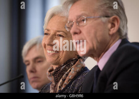 Christine Lagarde, Geschäftsführerin des Internationalen Währungsfonds, spricht auf einer Pressekonferenz im Finanzministerium in London mit den IWF-Kollegen Philip Gerson (links) und Gerry Rise, wo sie die Abschlusserklärung für die IWF-Artikel-IV-Konsultation 2015 mit dem britischen Finanzministerium präsentierte. Schatzkanzler George Osborne nahm daran Teil. Stockfoto