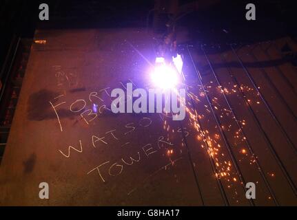 Brenner Jim Simmons verwendet einen Plasmaschneider, um Stahlbleche bei Watson Towers in Coatbridge zu schneiden und in die spezifischen Komponenten zu schneiden, die das Ende des Fachwerks auf der Forth Road Bridge fixieren. Stockfoto