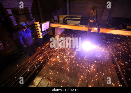 Brenner Jim Simmons verwendet einen Plasmaschneider, um Stahlbleche bei Watson Towers in Coatbridge zu schneiden und in die spezifischen Komponenten zu schneiden, die das Ende des Fachwerks auf der Forth Road Bridge fixieren. Stockfoto