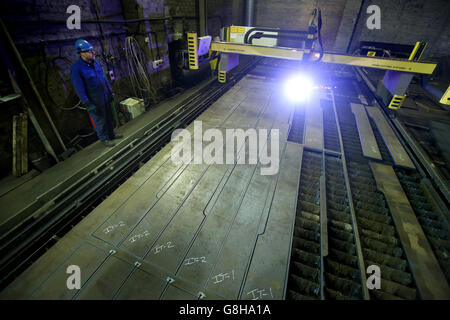 Brenner Jim Simmons verwendet einen Plasmaschneider, um Stahlbleche bei Watson Towers in Coatbridge zu schneiden und in die spezifischen Komponenten zu schneiden, die das Ende des Fachwerks auf der Forth Road Bridge fixieren. Stockfoto