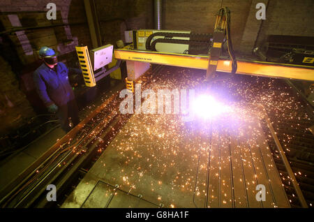 Brenner Jim Simmons verwendet einen Plasmaschneider, um Stahlbleche bei Watson Towers in Coatbridge zu schneiden und in die spezifischen Komponenten zu schneiden, die das Ende des Fachwerks auf der Forth Road Bridge fixieren. Stockfoto