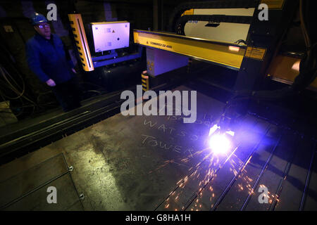 Brenner Jim Simmons verwendet einen Plasmaschneider, um Stahlbleche bei Watson Towers in Coatbridge zu schneiden und in die spezifischen Komponenten zu schneiden, die das Ende des Fachwerks auf der Forth Road Bridge fixieren. Stockfoto