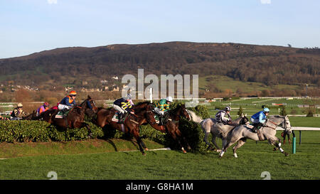 Der spätere Sieger Josies Orders von Nina Carberry springt an dritter Stelle in der Glenfarcras Cross Country Chase während des ersten Tages des International auf der Cheltenham Rennbahn. Stockfoto