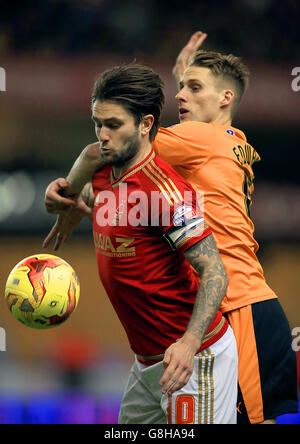 Henri Lansbury von Nottingham Forest und Dave Edwards von Wolverhampton Wanderers (rechts) kämpfen beim Sky Bet Championship-Spiel in Molineux, Wolverhampton, um den Ball. Stockfoto