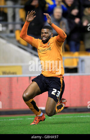 Ethan Ebanks-Landell von Wolverhampton Wanderers feiert das erste Tor seiner Spielerin während des Sky Bet Championship-Spiels in Molineux, Wolverhampton. Stockfoto