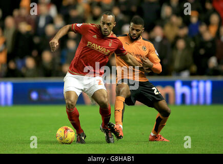 Chris O'Grady von Nottingham Forest (links) und Ethan Ebanks-Landell von Wolverhampton Wanderers kämpfen während des Sky Bet Championship-Spiels in Molineux, Wolverhampton, um den Ball. Stockfoto