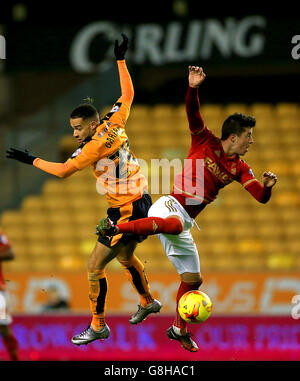 Jordan Graham von Wolverhampton Wanderers (links) und Daniel Pinillos von Nottingham Forest kämpfen beim Sky Bet Championship-Spiel in Molineux, Wolverhampton, um den Ball in der Luft. Stockfoto