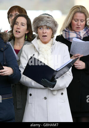 Carol Singers unter dem Halbmond Gehweg während des zweiten Tages der International in Cheltenham Racecourse. Stockfoto