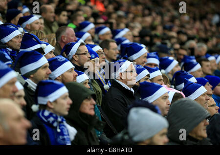 Everton-Fans tragen blaue Weihnachtsmann-Hüte auf den Tribünen während des Barclays Premier League-Spiels in Carrow Road, Norwich. DRÜCKEN SIE VERBANDSFOTO. Bilddatum: Samstag, 12. Dezember 2015. Siehe PA Geschichte FUSSBALL Norwich. Bildnachweis sollte lauten: Nigel French/PA Wire. Stockfoto