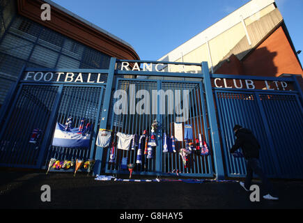 In Erinnerung an den ehemaligen Spieler Arnold Peralta vor dem Ladbrokes Scottish Championship-Spiel zwischen den Rangers und Greenock Morton werden Flaggen an den Toren von Ibrox angebracht. Stockfoto