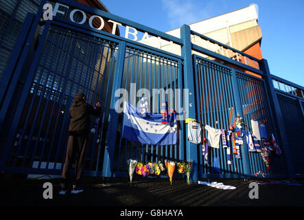 In Erinnerung an den ehemaligen Spieler Arnold Peralta vor dem Ladbrokes Scottish Championship-Spiel zwischen den Rangers und Greenock Morton werden Flaggen an den Toren von Ibrox angebracht. Stockfoto