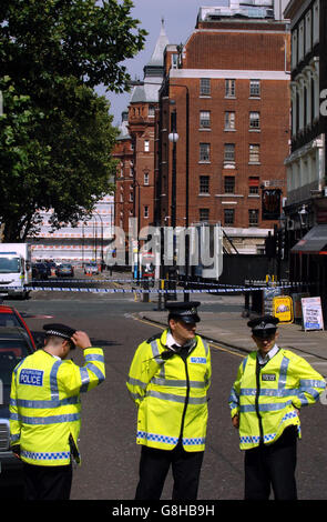 Die Polizei verschließt die Gegend um das Londoner University College Hospital nach einem Vorfall. Nach Angaben der Polizei nehmen Mitarbeiter der Notfalldienste nach „Vorfällen“ an drei verschiedenen U-Bahnstationen in London Teil. Stockfoto