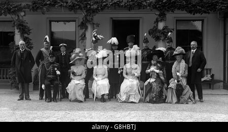 König George V. und Königin Mary nahmen an einer Hausfeier in Plas Machynlleth während ihres Besuchs in Wales zur Investitur des Prinzen von Wales Teil. Die Party fand in der Residenz von Lord Herbert Vane-Tempest statt. Ebenfalls in der Aufnahme sind Prinzessin Mary und der Prinz von Wales, zusammen mit Lord Londonderry und Lord Herbert Vane-Tempest. Lady Londonderry liegt neben Queen Mary. Stockfoto