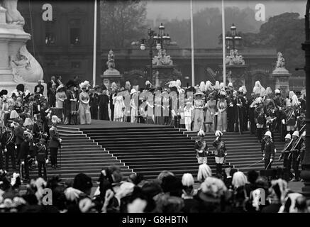 König George V enthüllt das Queen Victoria Memorial vor dem Buckingham Palace. Der Kaiser Wilhelm II. Ist ebenfalls auf dem Bild, der den Gruß an der Seite des Königs nimmt.