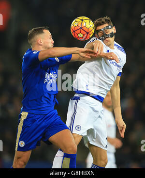 Daniel Drinkwater von Leicester City (links) und Nemanja Matic von Chelsea kämpfen während des Spiels der Barclays Premier League im King Power Stadium in Leicester um den Ball. Stockfoto