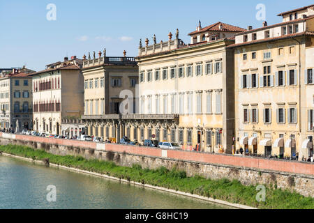 Gebäude entlang des Arno-Flusses, Florenz, Italien Stockfoto