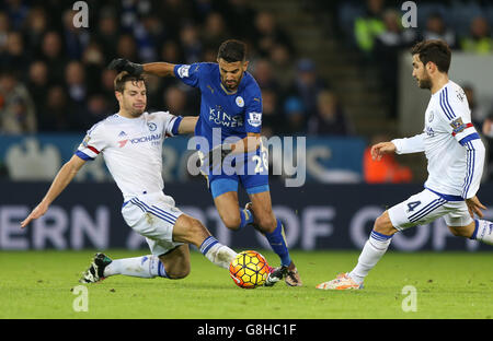 Riyad Mahrez (Mitte) von Leicester City springt während des Spiels der Barclays Premier League im King Power Stadium, Leicester, an Chelseas Cesar Azpilicueta (links) und Cesc Fabregas vorbei. Stockfoto