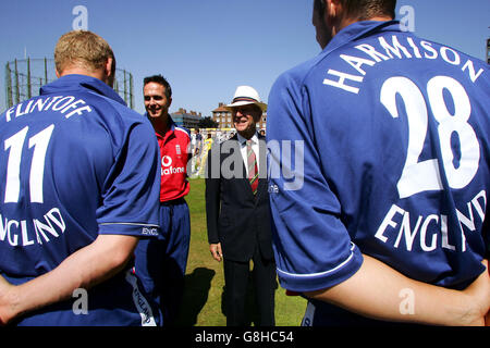 Cricket - The NatWest Challenge 2005 - England gegen Australien - The Brit Oval. S.H. der Herzog von Edinburgh wird den englischen Spielern von Kapitän Michael Vaughen vorgestellt (zweiter links) Stockfoto