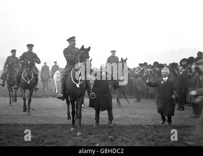 König George V mit silbernen Abzeichen im Hyde Park. Genaues Datum unbekannt. Stockfoto