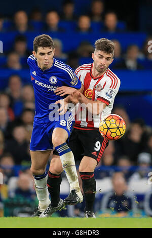 Chelseas Oscar und Fabio Borini von Sunderland kämpfen während des Spiels der Barclays Premier League in Stamford Bridge, London, um den Ball. Stockfoto