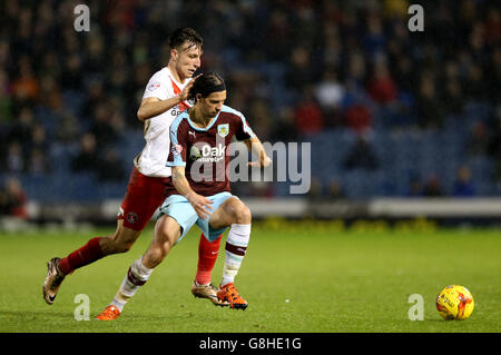 Burnley gegen Charlton Athletic – Sky Bet Championship – Turf Moor. Morgan Fox von Charlton Athletic (links) und George Boyd von Burnley kämpfen um den Ball Stockfoto