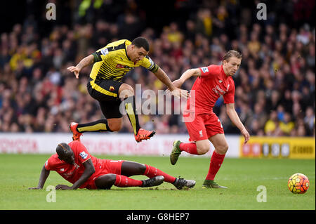 Watfords Troy Deeney (zweiter links) stellt sich einer Herausforderung von Liverpools Mamadou Sakho (links), während Lucas Leiva während des Barclays Premier League-Spiels in der Vicarage Road, Watford, zuschaut. Stockfoto