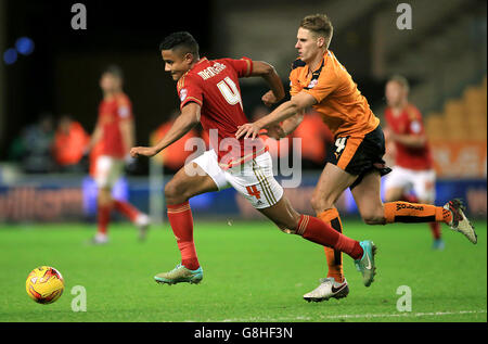 Wolverhampton Wanderers gegen Nottingham Forest - Sky Bet Championship - Molineux. Michael Mancienne von Nottingham Forest und David Edwards von Wolverhampton Wanderers kämpfen um den Ball Stockfoto