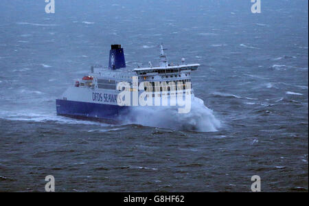 Eine DFDS Seaways Fähre kommt am Hafen von Dover in Kent an, da Sturmwinde im Kanal Verzögerungen verursachen, aber heute könnte der mildeste Dezember 22 seit Beginn der Rekorde sein. Stockfoto