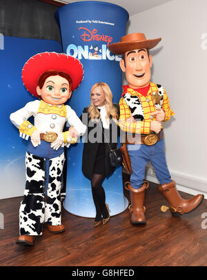 Emma Bunton posiert mit Woody und Jessie von Toy Story bei der Eröffnungsnacht von Disney on Ice präsentiert Worlds of Enchantment in der O2 Arena in London. Stockfoto