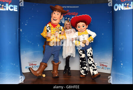 Denise Van Ouen posiert mit Woody und Jessie von Toy Story bei der Eröffnungsnacht von Disney on Ice präsentiert Worlds of Enchantment in der O2 Arena in London. Stockfoto