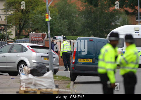 Polizeiaktivitäten in Hay Mills in Birmingham, wo Detektive, die die fehlgeschlagenen Bombenangriffe in London am 21. Juli untersuchten, nach dem Terrorismusgesetz von 2000 festnahmen. Drei Männer wurden an einer anderen Adresse in der Stadt verhaftet Stockfoto