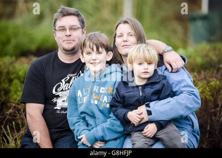 Nathan Crawford, 9, zweiter links, mit seinem jüngeren Bruder Ned Alison, Mutter Donna Hunt und Stiefvater Jonathan Alison in der Nähe ihres Hauses in Bude, Cornwall. Der neunjährige mit einem Hirntumor ist der erste in Großbritannien, der Hodengewebe eingefroren hat, in der Hoffnung, dass er später im Leben Kinder bekommen kann. Stockfoto