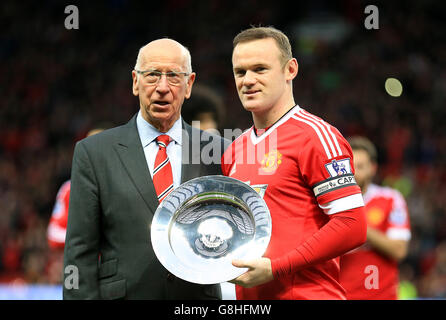 Sir Bobby Charlton präsentiert Wayne Rooney von Manchester United mit einem Trophäe, die seinen 500. Auftritt für den Verein markiert Stockfoto