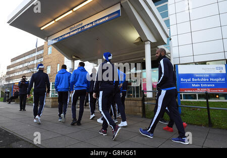 Leseplayer kommen für einen Besuch bei kranken Kindern an Das Royal Berkshire Hospital in Reading Stockfoto