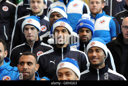 Lesende Spieler und Trainerstab posieren für ein Foto als Sie kommen zu einem Besuch bei kranken Kindern an Royal Berkshire Hospital in Reading Stockfoto