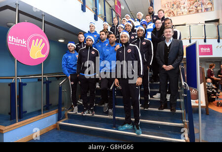 Lesende Spieler und Trainerstab posieren für ein Foto als Sie kommen zu einem Besuch bei kranken Kindern an Royal Berkshire Hospital in Reading Stockfoto